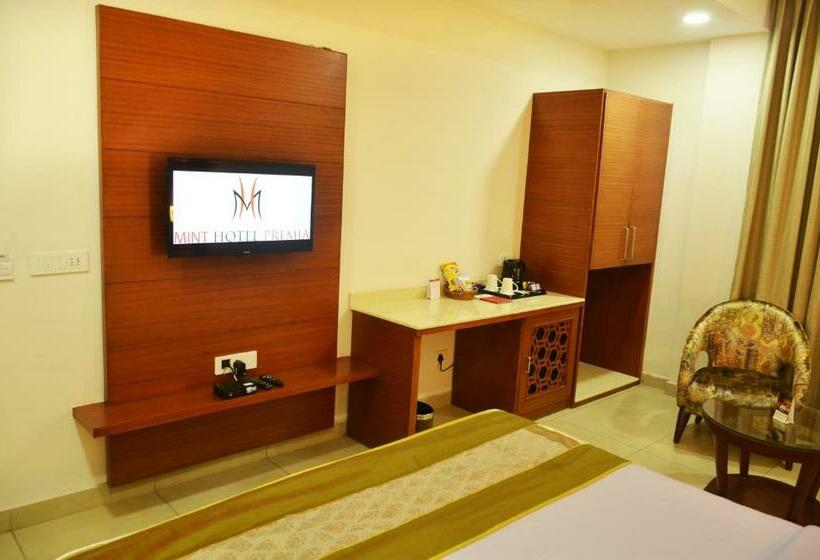 اتاق لوکس با تخت بزرگ, Mint Hotel Premia Chandigarh, Zirakpur