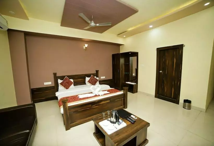 Premium Kamer, Naand Pushkar
