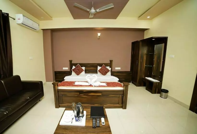 Premium Kamer, Naand Pushkar