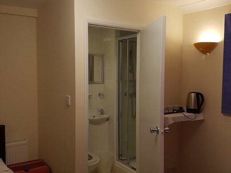 Четырехместный Номер Стандарт, Kings Cross Hotel London