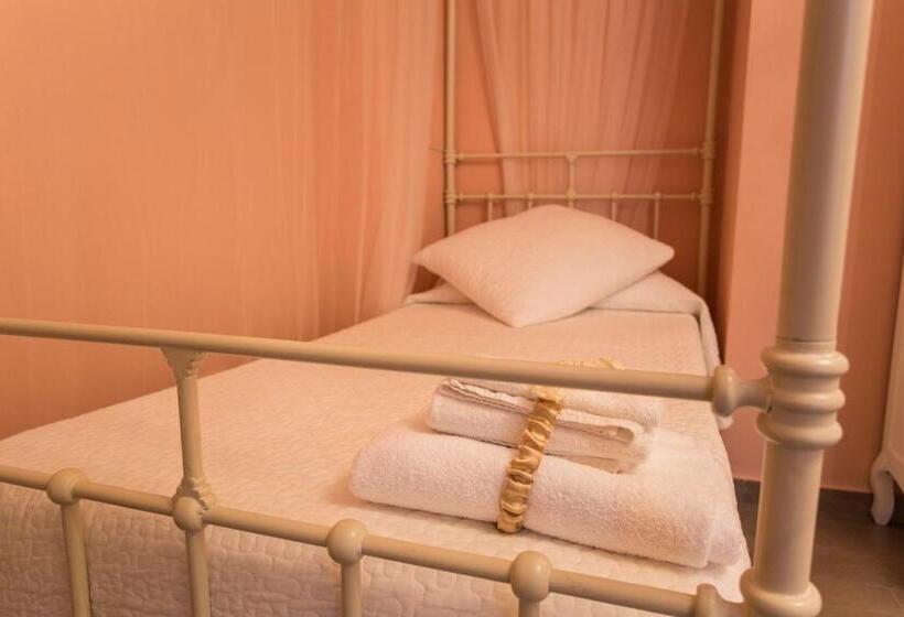 اتاق لوکس سه تخته, La Vecchia Tenenza B&b