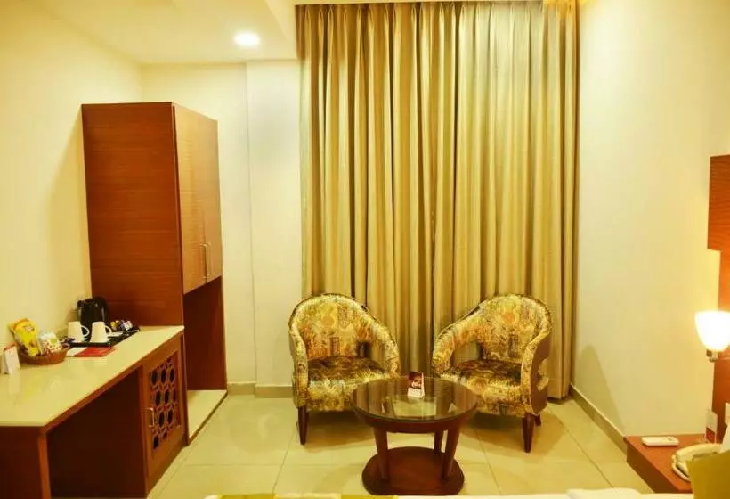 キングサイズベッドのスタンダードルーム, Mint Hotel Premia Chandigarh, Zirakpur