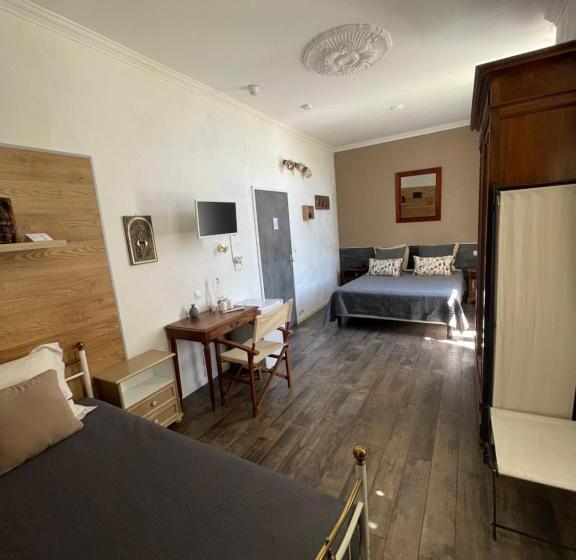 غرفة ديلوكس ثلاثية مطلة على البحر, Villa Chateau Les Terrasses, Tamaris, Vues Mer Exceptionnelles Au Calme, Mer Et Plage à 2mn à Pied