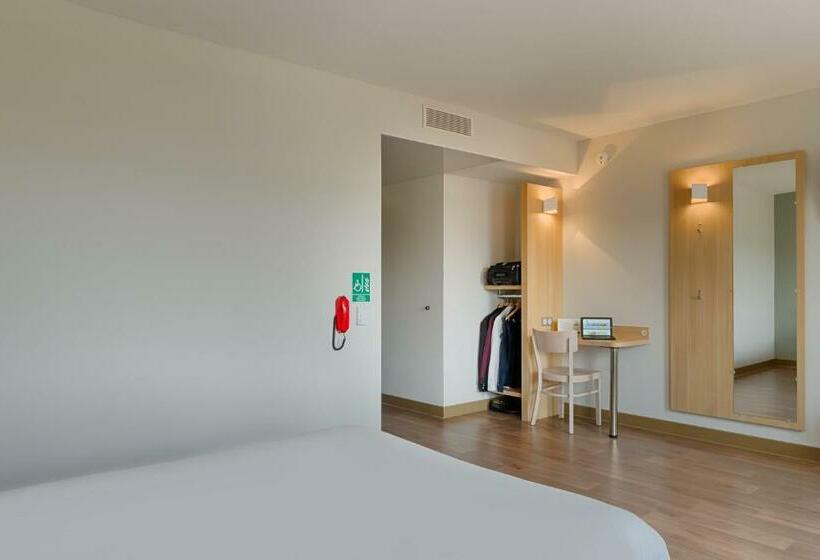 חדר סטנדרט מותאם לאדם עם מוגבלויות, B&b Hotel Marseille Aéroport Saint Victoret