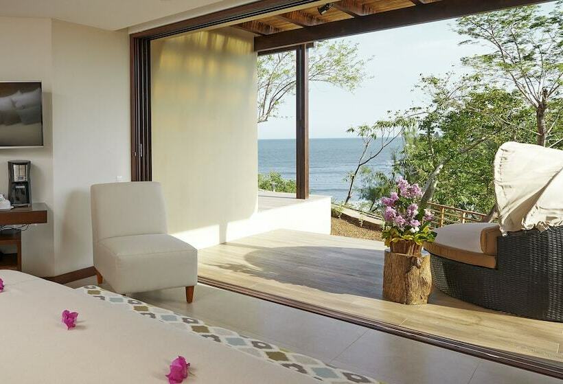 اتاق لوکس با تخت بزرگ, Las Flores Resort