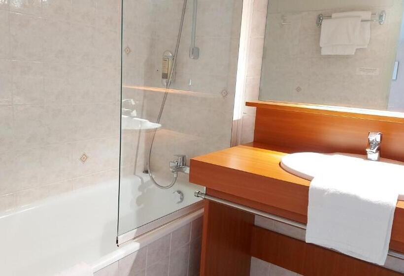 Номер Стандарт Трехместный, Logis Hôtel Vannes Nord Le Clos Des Hortensias