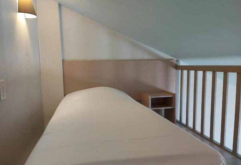 Номер Стандарт Трехместный, Logis Hôtel Vannes Nord Le Clos Des Hortensias