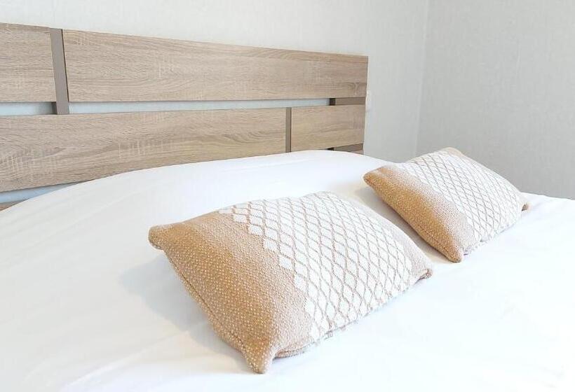 Номер Стандарт Трехместный, Logis Hôtel Vannes Nord Le Clos Des Hortensias