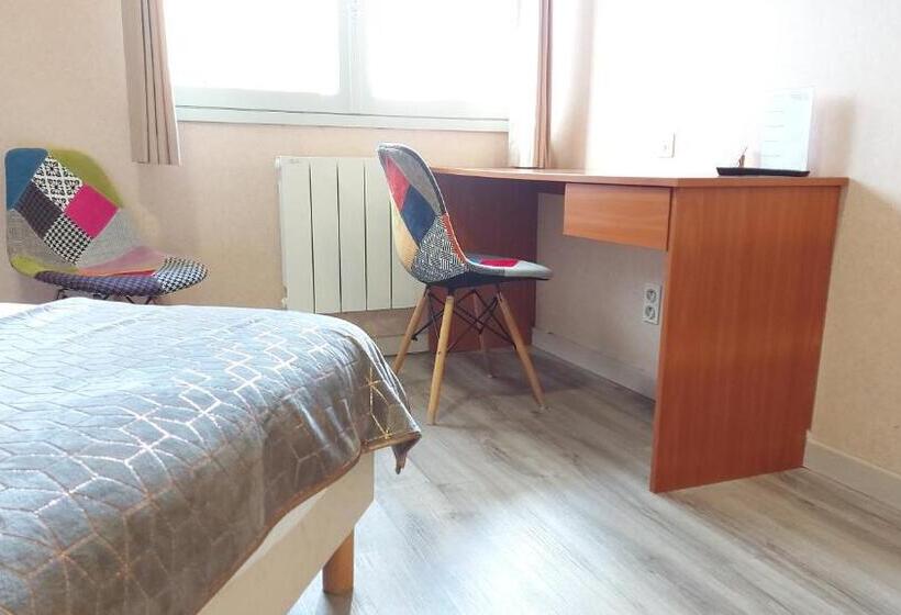 Номер Стандарт Трехместный, Logis Hôtel Vannes Nord Le Clos Des Hortensias