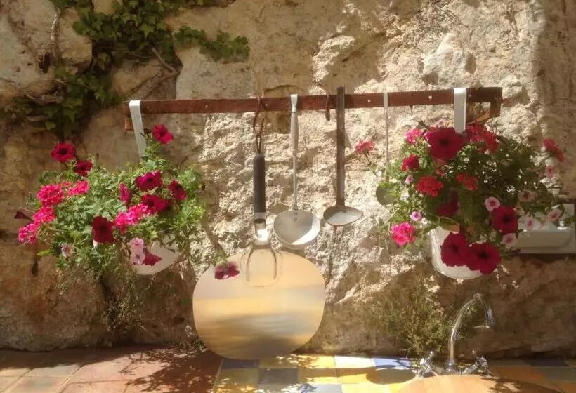 کابین, Skylark Bed & Breakfast
