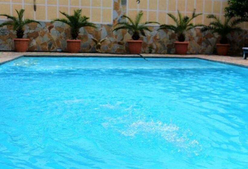 חדר משפחתי דלוקס, Frida