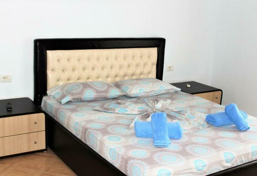 חדר סטנדרט לשלושה, Frida