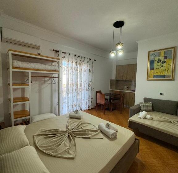 חדר סטנדרט לשלושה, Frida