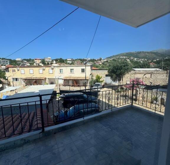 חדר סטנדרט לשלושה, Frida