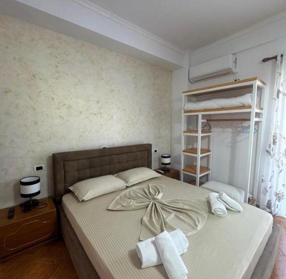 חדר סטנדרט לשלושה, Frida