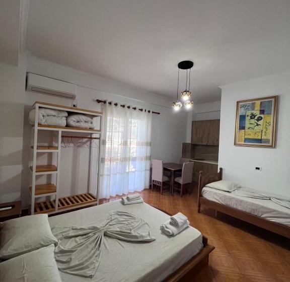 חדר סטנדרט לשלושה, Frida