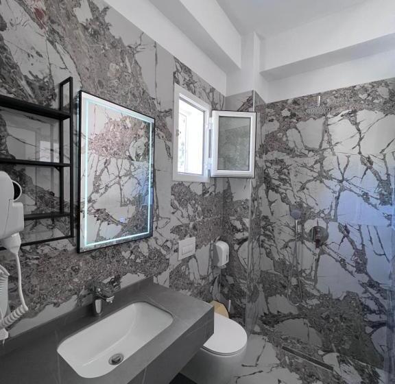 חדר סטנדרט לשלושה, Frida