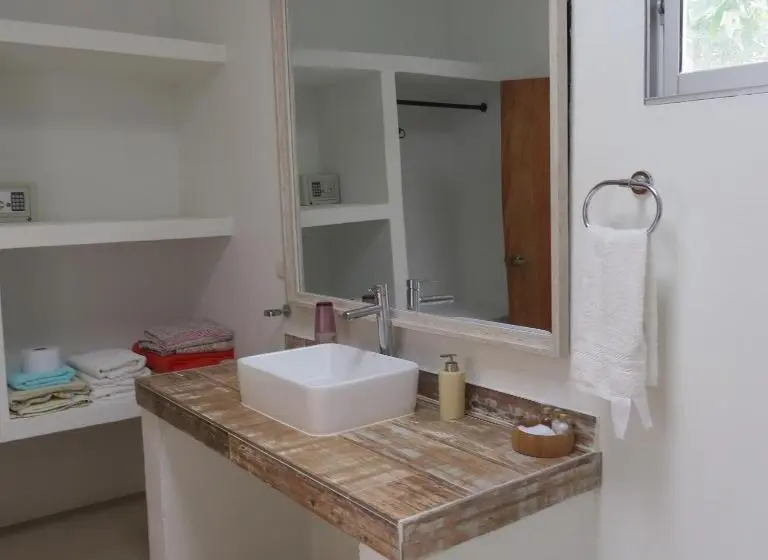 デラックススイート, Huku Beach Hostel Palomino