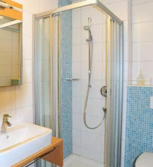Standard Neljän Hengen Huone, Löwenhof