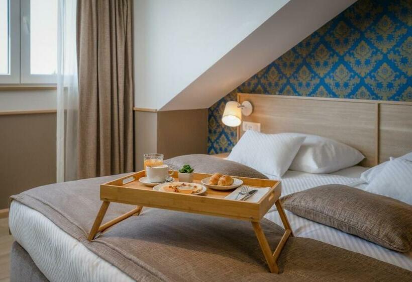 غرفة دور أخير, Tamaris