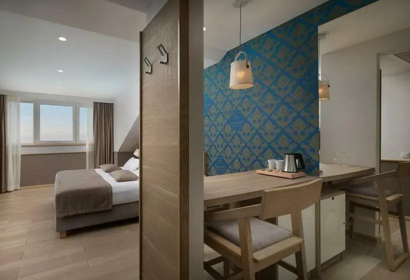 Quarto Ático, Tamaris