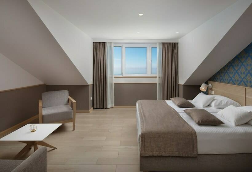 Habitación Estándar Abuhardillada, Tamaris