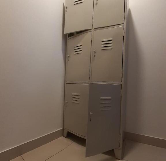 تختخواب در اتاق مشترک, Hostal Perla Real Inn