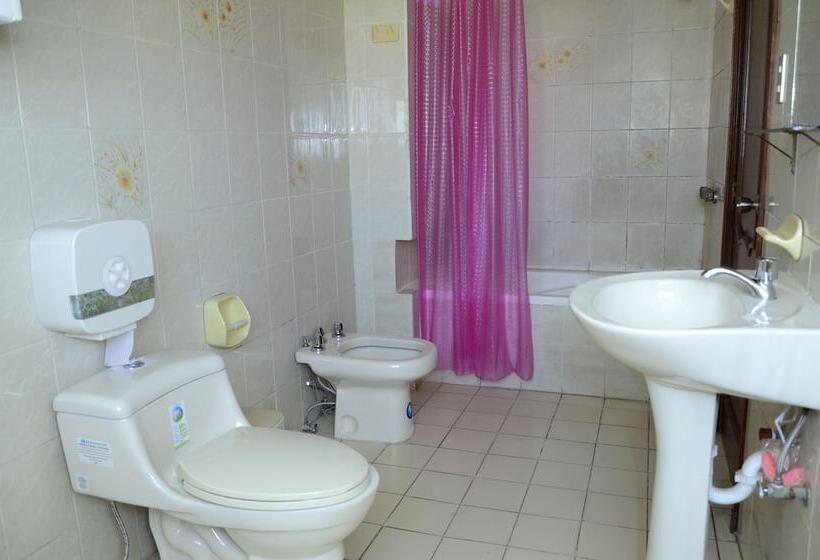 스탠다드 트리플 룸, Hostal Perla Real Inn