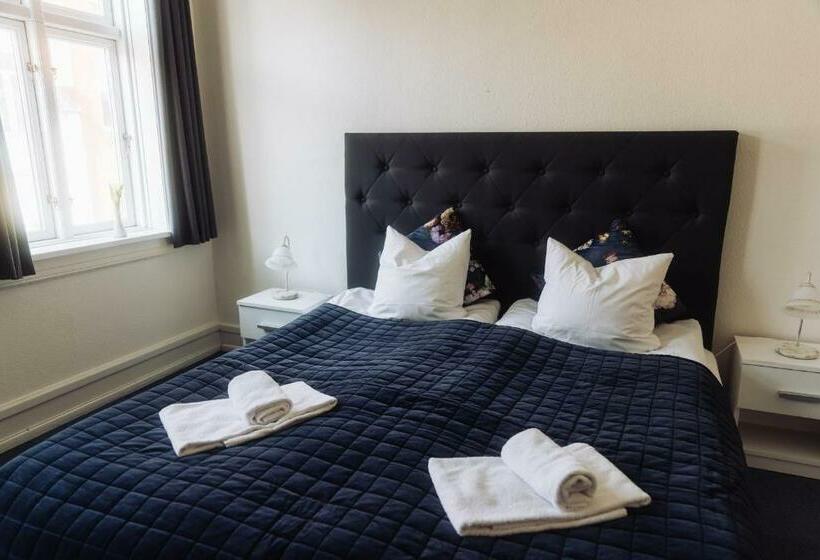 חדר סטנדרט לשלושה, Lidenlund