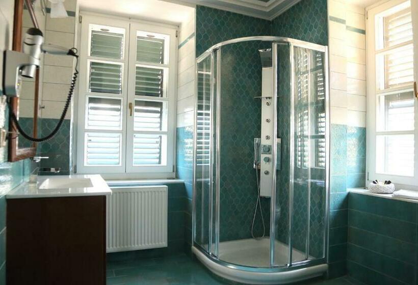 اتاق لوکس, Nostos