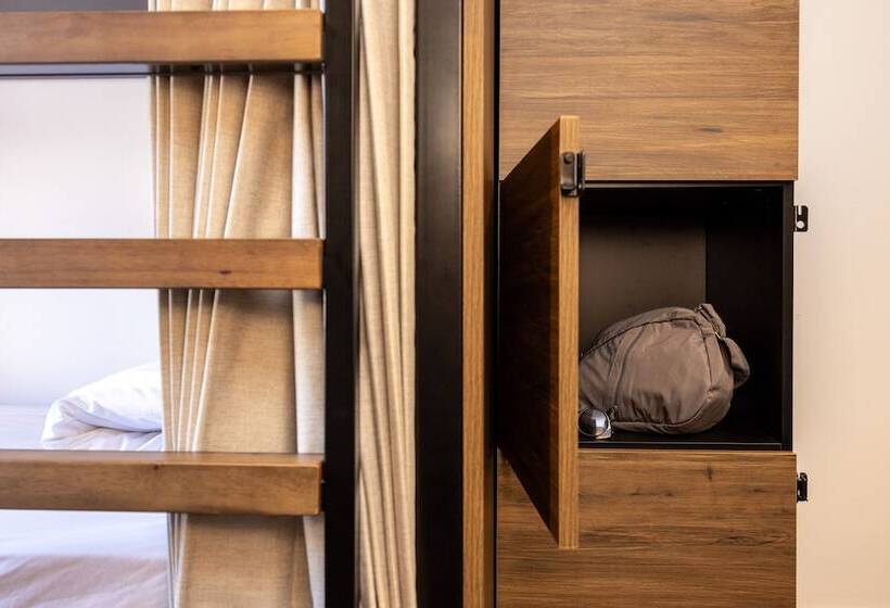 ルームシェアのワンベッド, Haka House Wellington