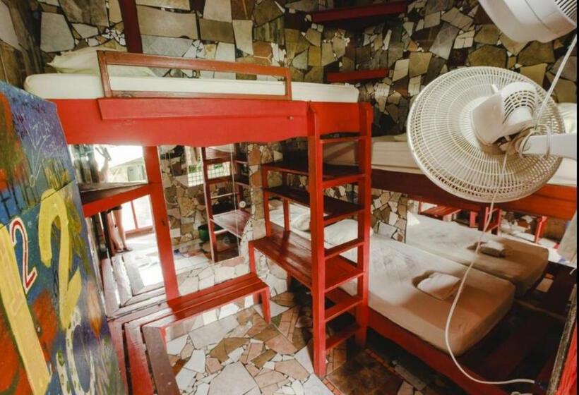 غرفة أساسية ثلاثية, Rocking J's