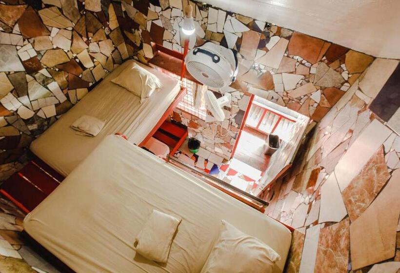 غرفة أساسية ثلاثية, Rocking J's