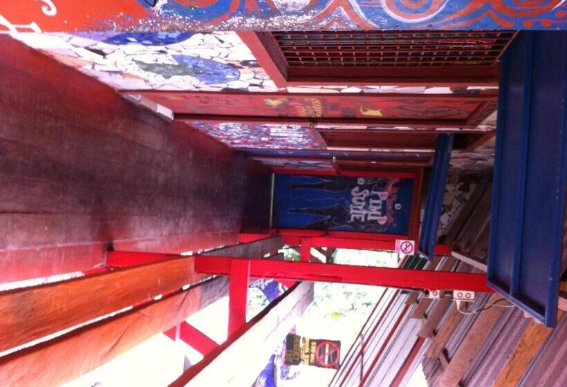 غرفة قياسية رباعية, Rocking J's