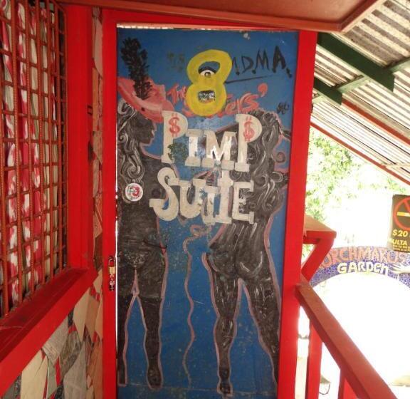 غرفة قياسية رباعية, Rocking J's