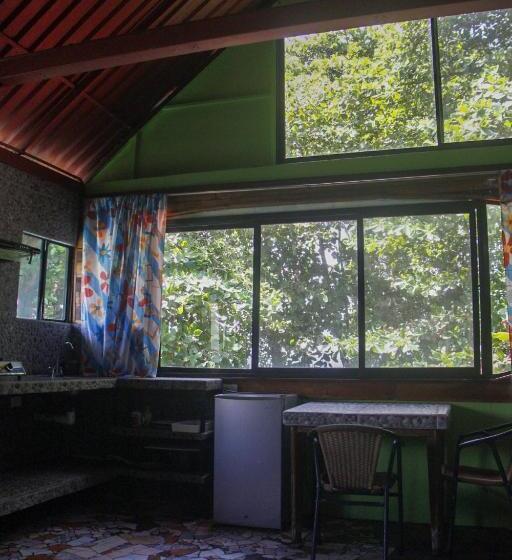 غرفة قياسية مطلّة علي البحر, Rocking J's