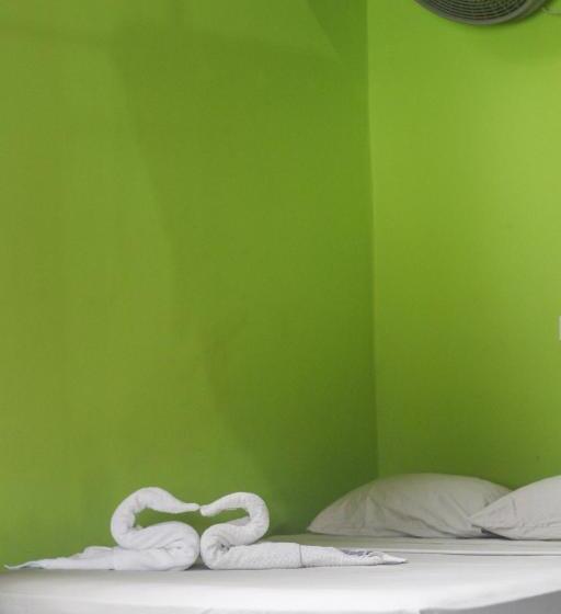 غرفة قياسية مطلّة علي البحر, Rocking J's