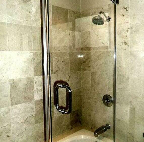 غرفة قياسية ثلاثية, 1915 Inn & Suites