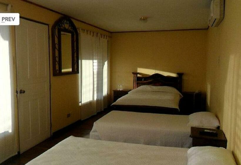 غرفة قياسية ثلاثية, 1915 Inn & Suites