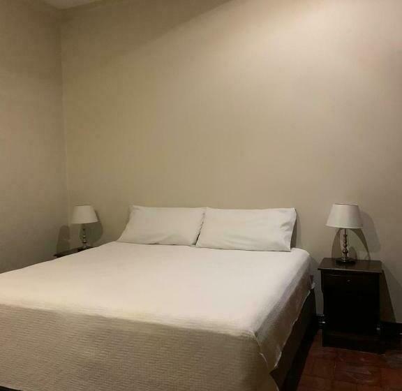 غرفة قياسية ثلاثية, 1915 Inn & Suites