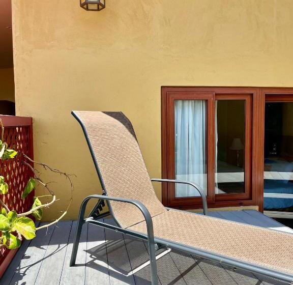 جناح, 1915 Inn & Suites