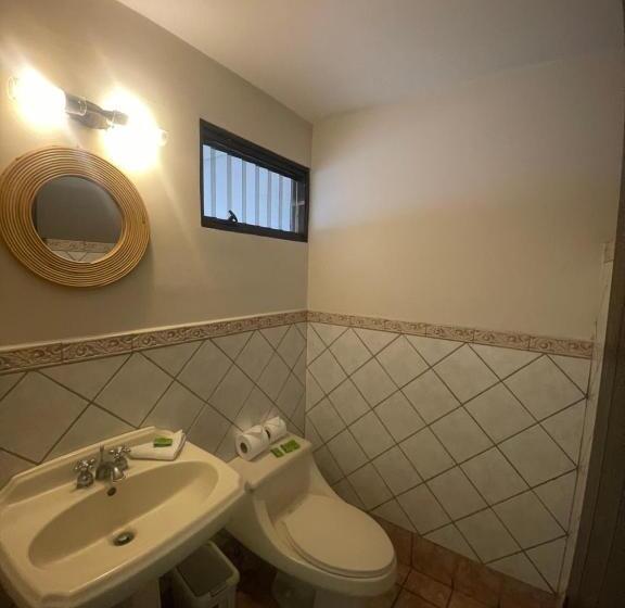 غرفة قياسية ثلاثية, 1915 Inn & Suites