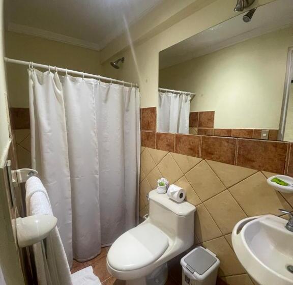 غرفة قياسية ثلاثية, 1915 Inn & Suites