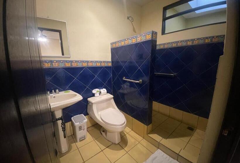 غرفة قياسية ثلاثية, 1915 Inn & Suites