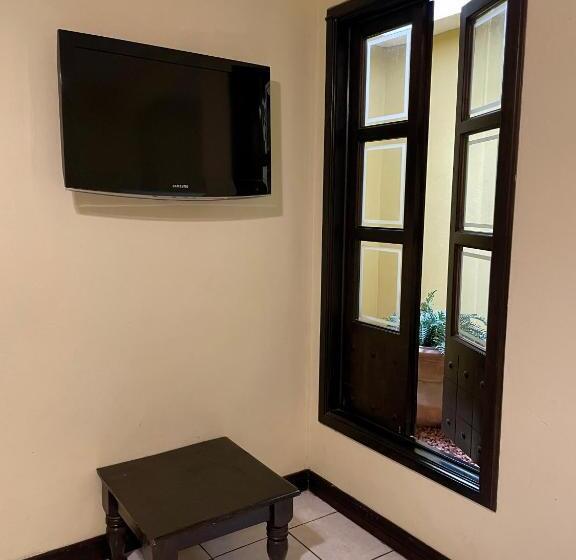 غرفة قياسية ثلاثية, 1915 Inn & Suites