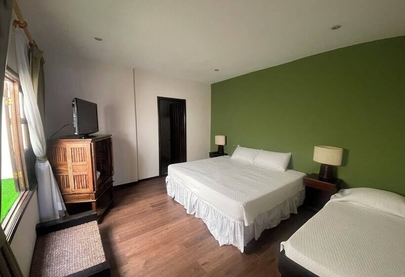 غرفة قياسية ثلاثية, 1915 Inn & Suites