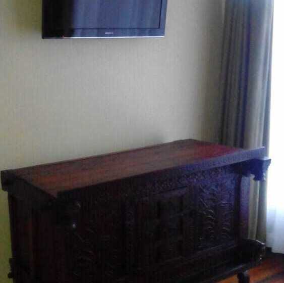 غرفة قياسية ثلاثية, 1915 Inn & Suites