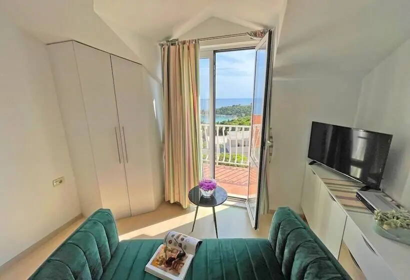 2 Bedroom Deluxe Apartment Sea View, Studio Apartment Andrijana