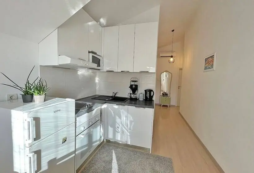 2 Bedroom Deluxe Apartment Sea View, Studio Apartment Andrijana