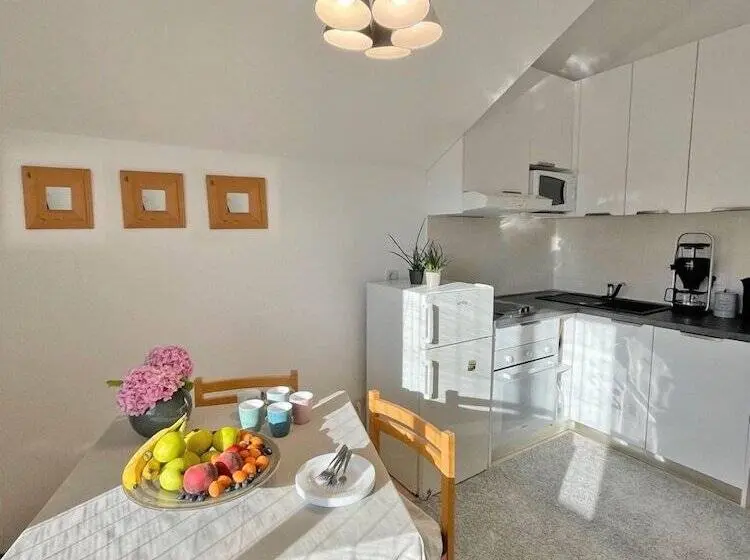 2 Bedroom Deluxe Apartment Sea View, Studio Apartment Andrijana